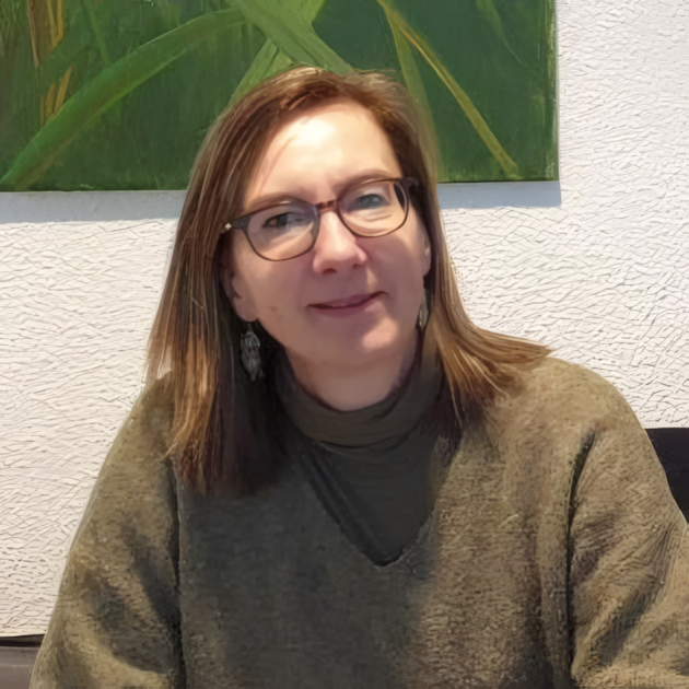 Portrait von Rita Dür in ihrer Praxis